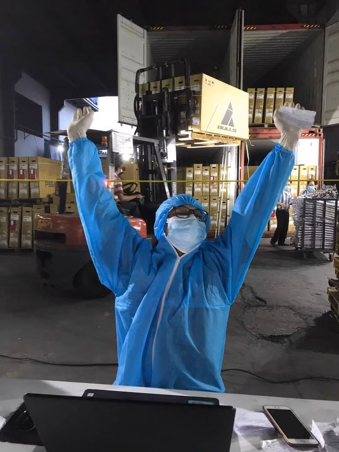 Các bạn tình nguyện viên sinh viên phấn khởi sau khi hoàn thành nhiệm vụ.