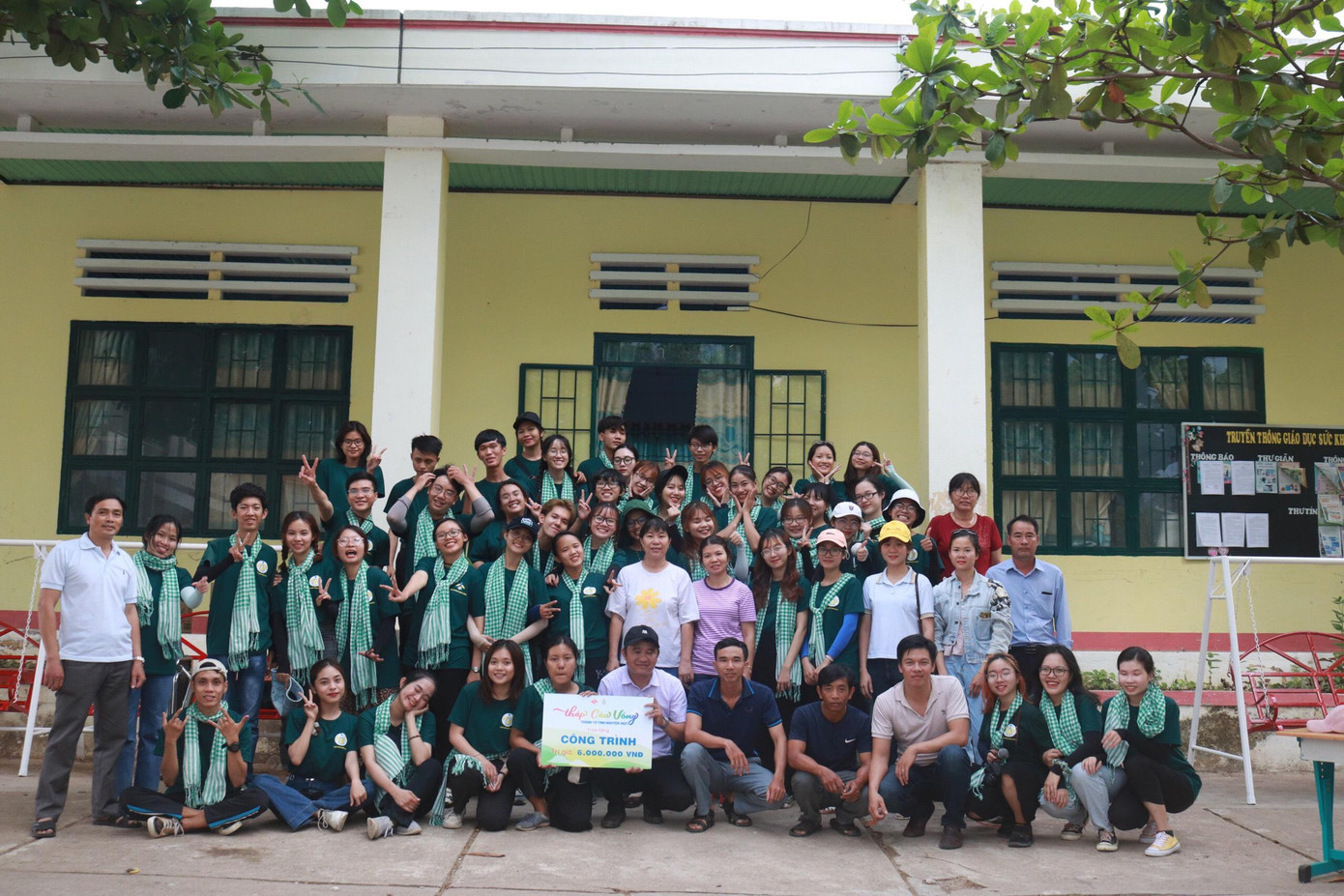 Các thành viên CLB Đom Đóm Đêm tổ chức chương trình "Thắp cầu vồng" tại xã Phước Tân, huyện Bác Ái, tỉnh Ninh Thuận. Các thành viên CLB Đom Đóm Đêm tổ chức chương trình "Thắp cầu vồng" tại xã Phước Tân, huyện Bác Ái, tỉnh Ninh Thuận.