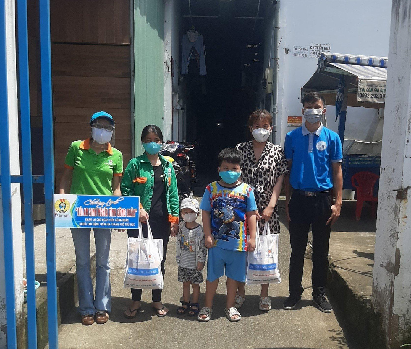 Những phần quà đã được chương trình trao tặng đến những người lao động có hoàn cảnh khó khăn. Những phần quà đã được chương trình trao tặng đến những người lao động có hoàn cảnh khó khăn.