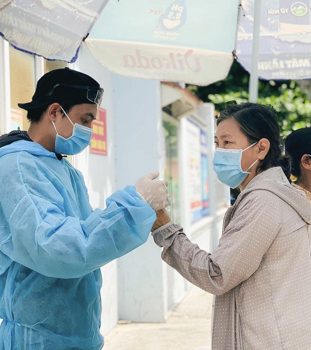 Phong mặc đồ bảo hộ tham gia công tác chống dịch. Phong mặc đồ bảo hộ tham gia công tác chống dịch.