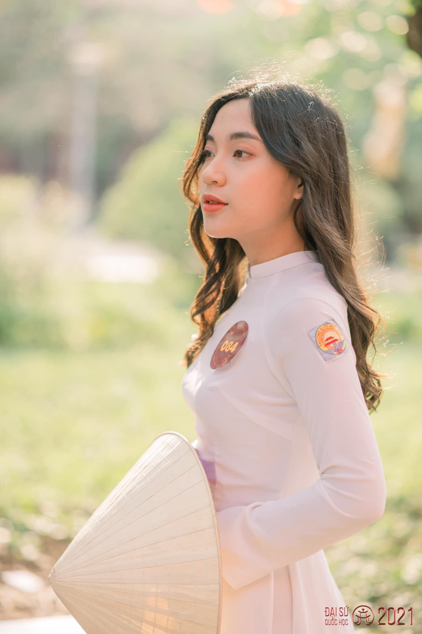 Anh Thư "thử sức” cùng áo dài qua cuộc thi “Đại sứ Quốc Học Huế” và đã gặt được thành tích ấn tượng.