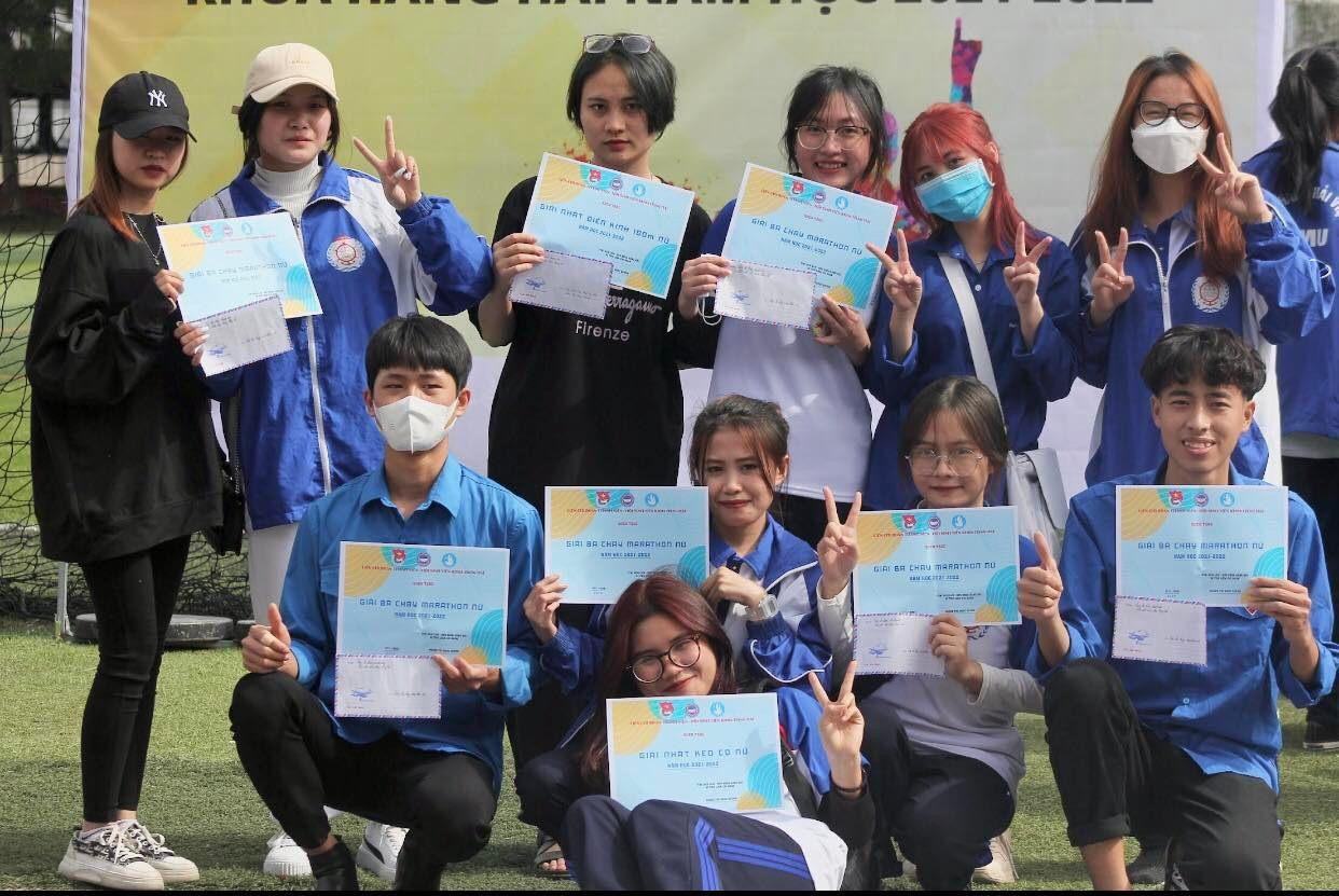 Không chỉ trong học tập, Giang còn đạt thành tích cao tại các hội thao cấp trường và cấp thành phố.