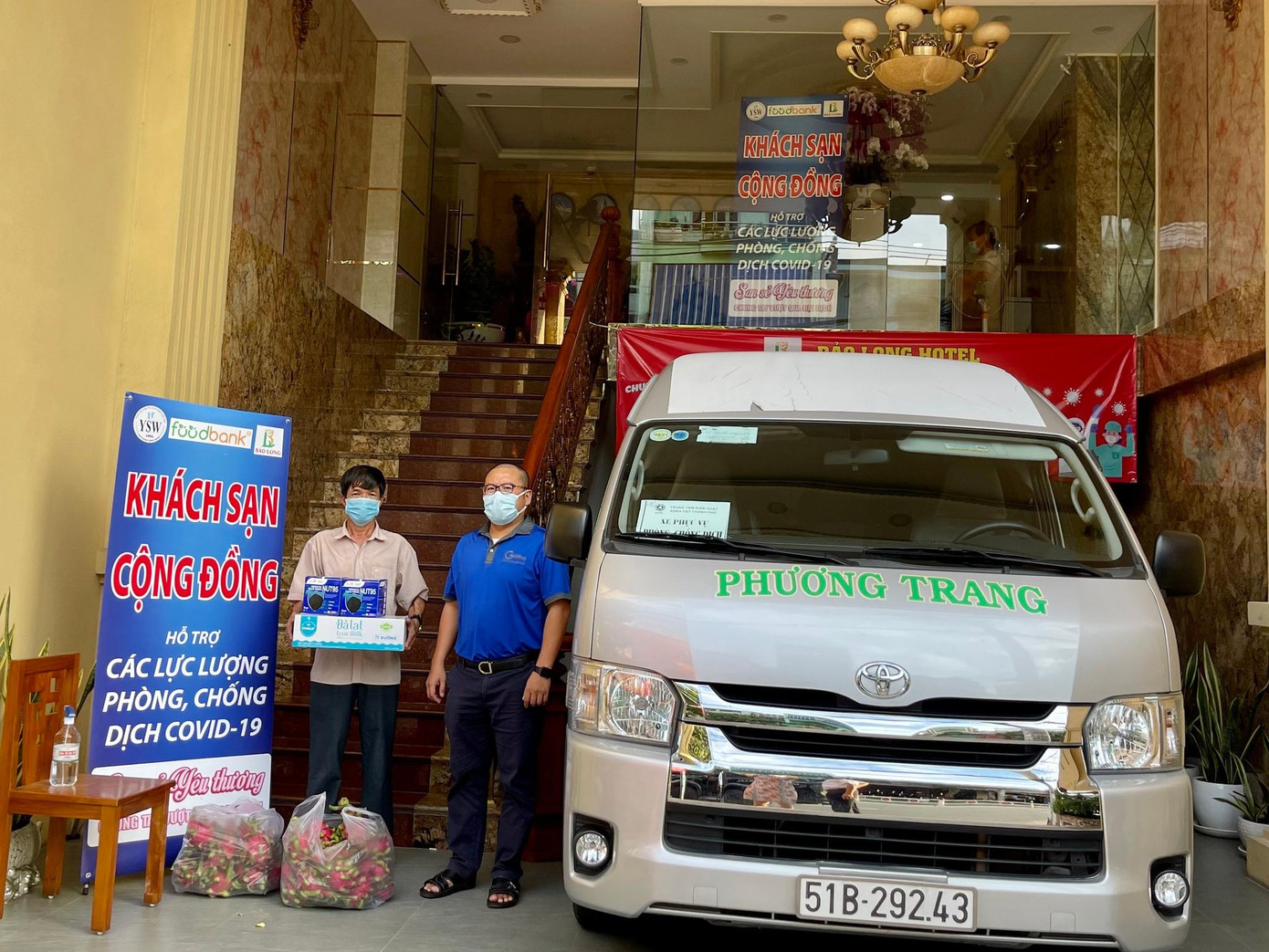 Anh Nguyễn Thanh Hân (Giám đốc Trung tâm CTXH thanh thiếu niên) trao quà cho người đến nội trú tại khách sạn Cộng đồng số 3.