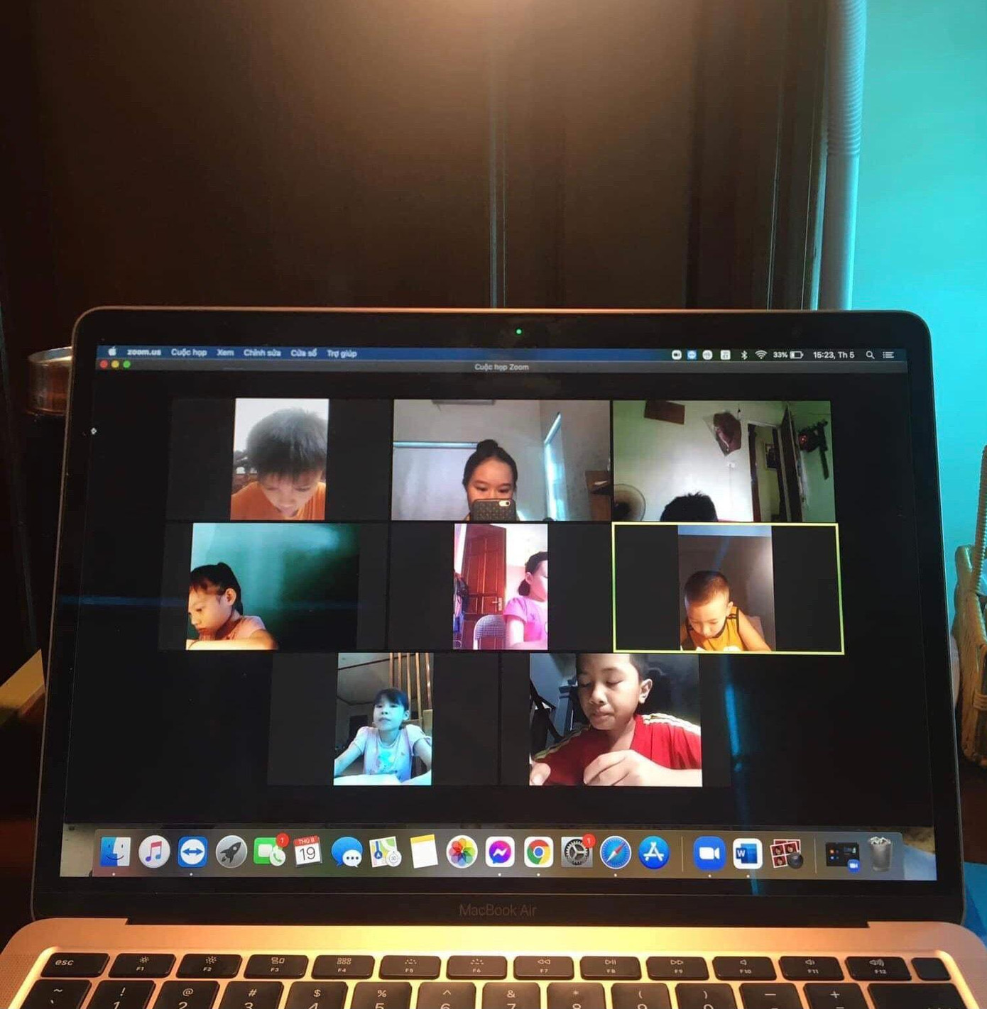 Hải Yến đứng lớp dạy trực tuyến cho các em nhỏ tại địa phương.