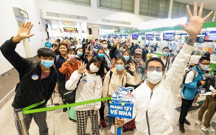 Niềm vui của các bạn sinh viên nhận được vé từ chương trình "Mang Tết về nhà" năm 2021.