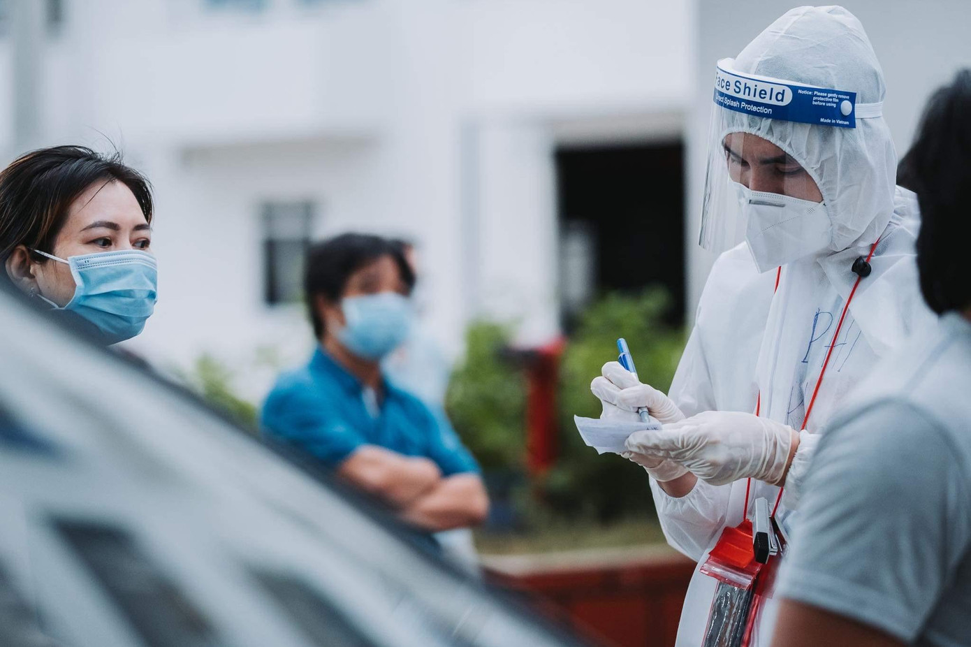 Hoàng Phi Kha trong một lần hướng dẫn người dân lấy mẫu. (Ảnh: NVCC)