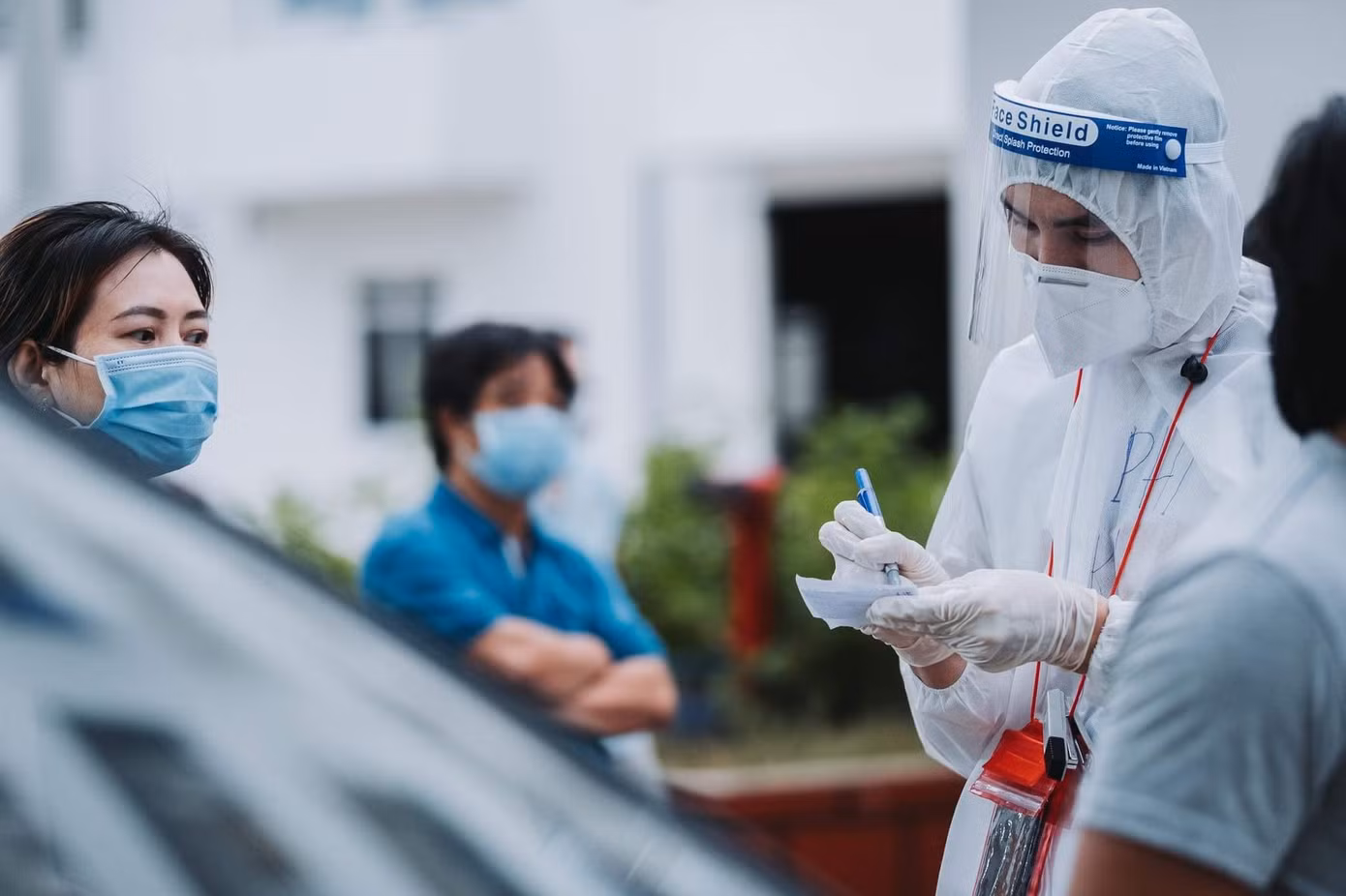 Hoàng Phi Kha trong một lần hướng dẫn người dân lấy mẫu. (Ảnh: NVCC)