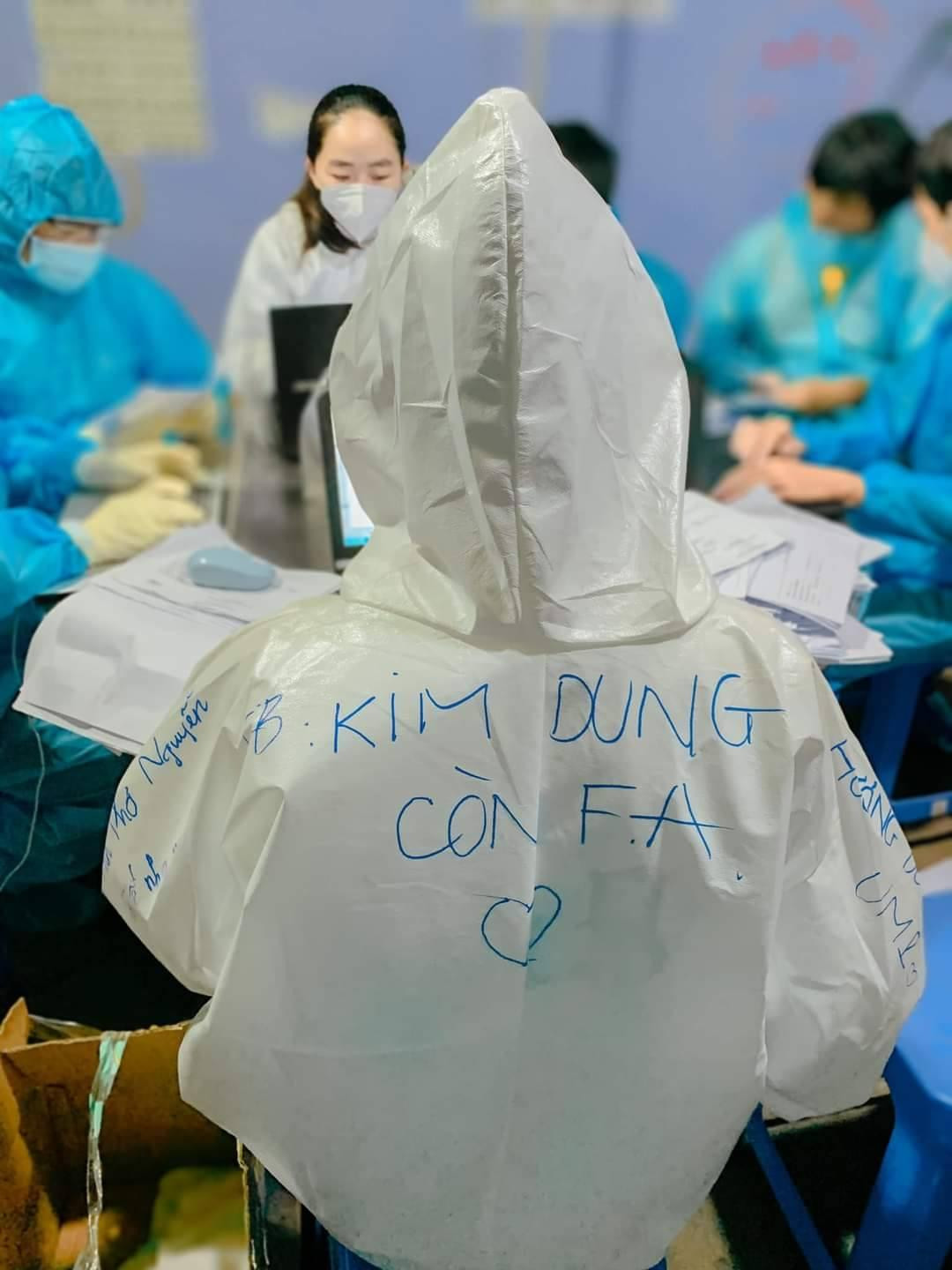 Những thông điệp dễn thương được các bạn sinh viên viết trên trang phục bảo hộ của mình.