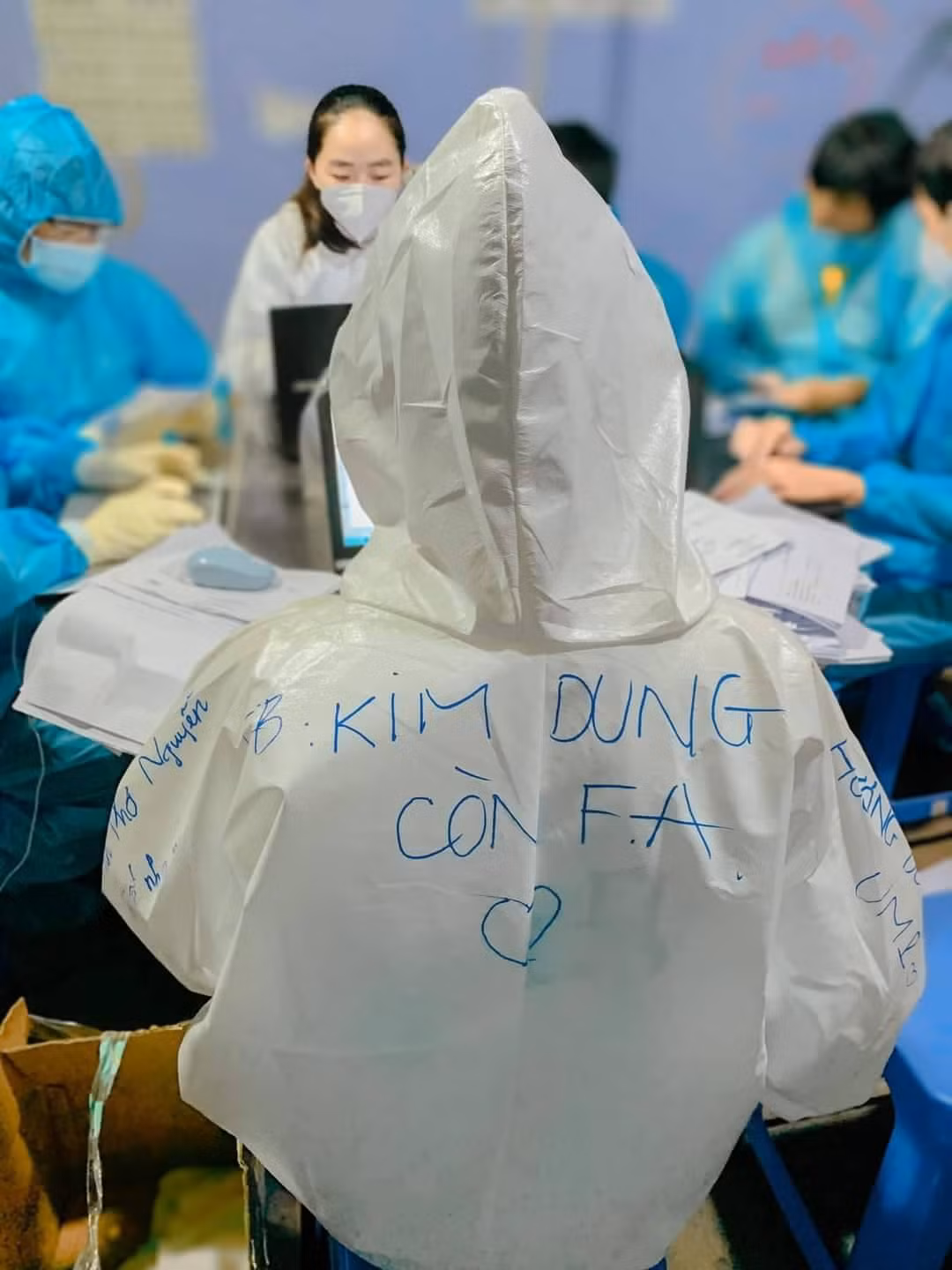 Những thông điệp dễn thương được các bạn sinh viên viết trên trang phục bảo hộ của mình.