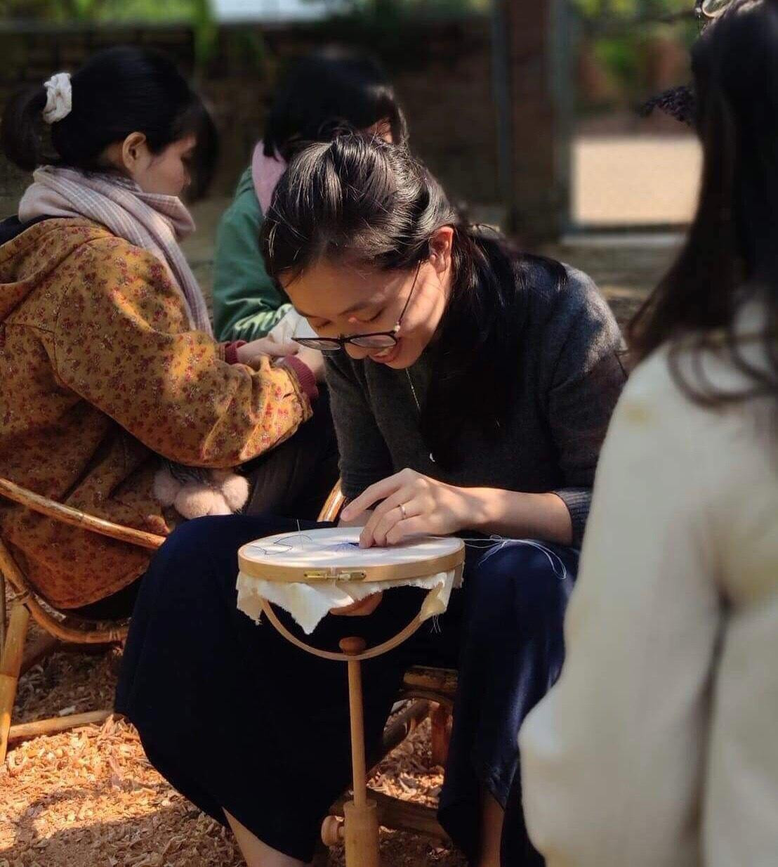 Thủy Tiên đã mang đến không khí Trung Thu ấm áp cho gia đình bằng cách thêu hình tượng đầu lân. Thủy Tiên đã mang đến không khí Trung Thu ấm áp cho gia đình bằng cách thêu hình tượng đầu lân.