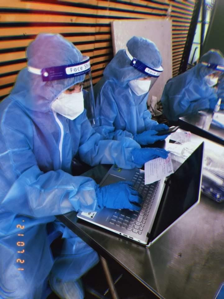 Phương Anh chăm chỉ làm việc cùng các bạn tình nguyện viên trong đội. Phương Anh chăm chỉ làm việc cùng các bạn tình nguyện viên trong đội.