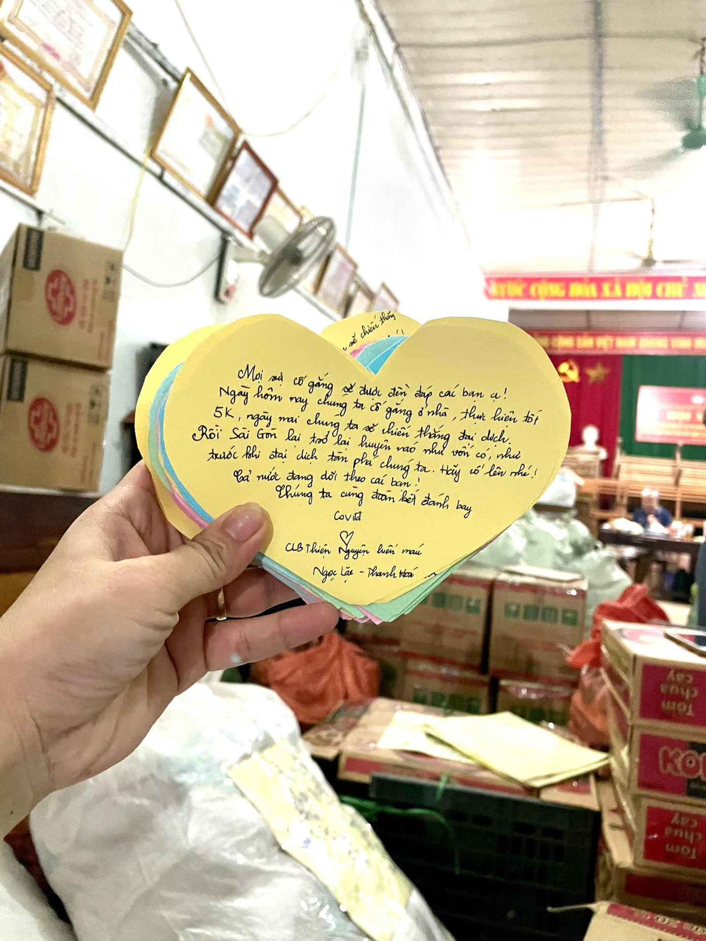 Những lời động viên được thành viên CLB viết lên những mảnh giấy trái tim. Những lời động viên được thành viên CLB viết lên những mảnh giấy trái tim.