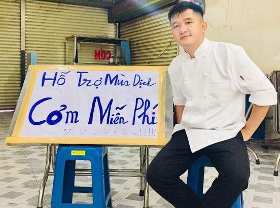 Trong những ngày này, anh Hào chia sẻ nhiều phần cơm miễn phí đến các bạn sinh viên.