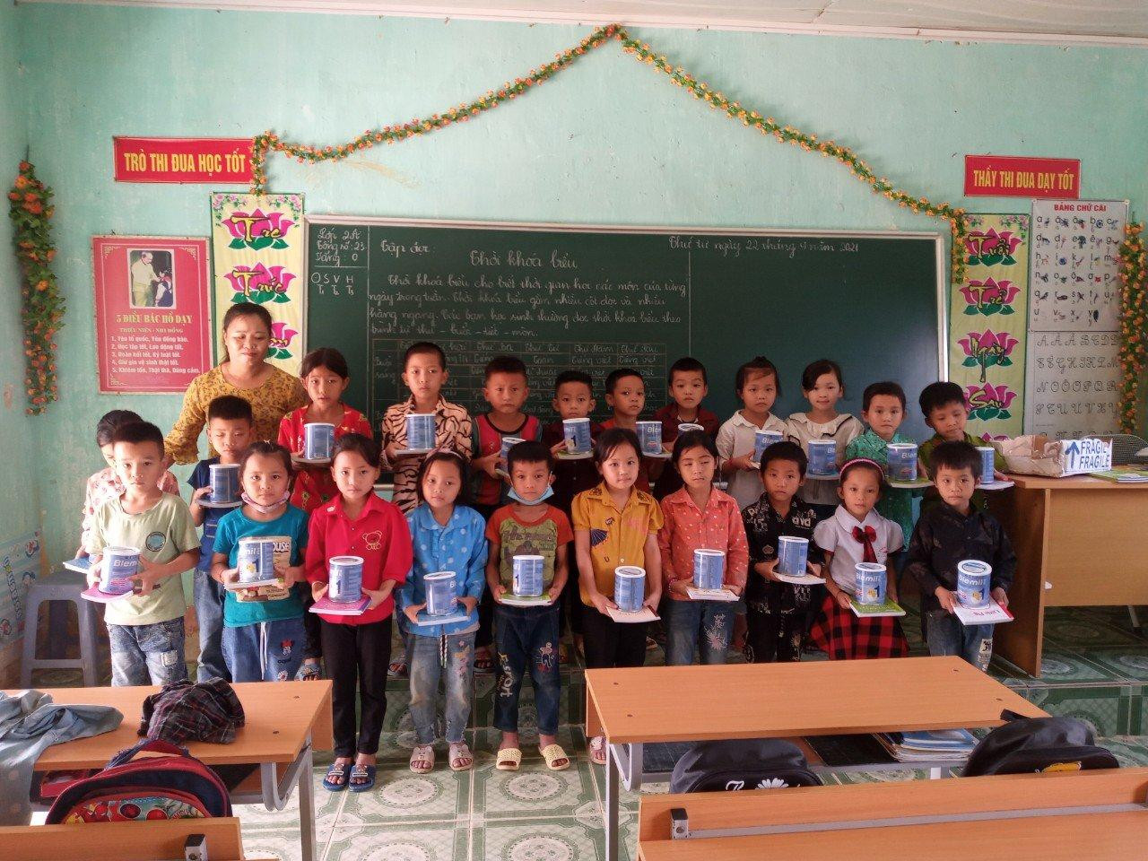 Nhiều em nhỏ được nhận tập vở và quà từ chương trình này.