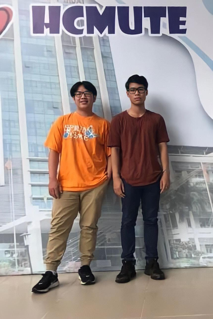 Xuân Tú (bên phải) cũng đã tận dụng triệt để khoảng thời gian này để nâng cao ngoại ngữ.