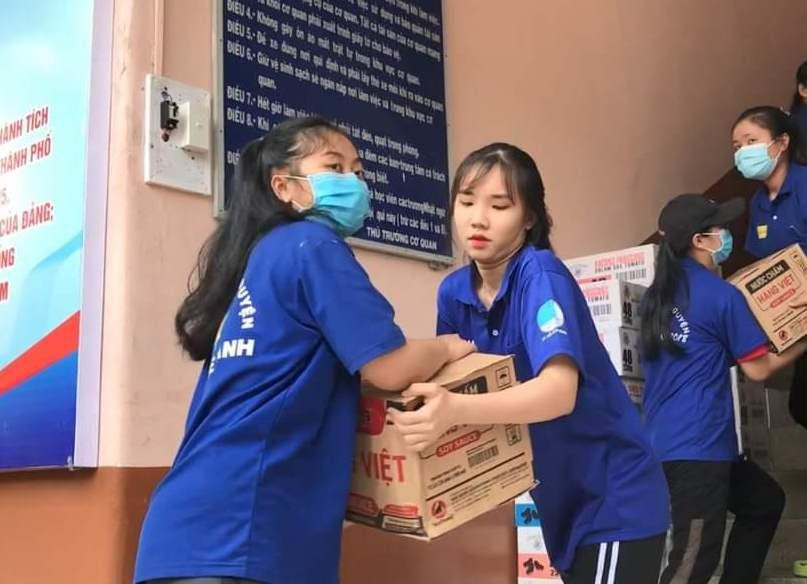 Các bạn tình nguyện viên-sinh viên hỗ trợ cùng chung tay đẩy lùi COVID-19. (Ảnh: TTCTXH)