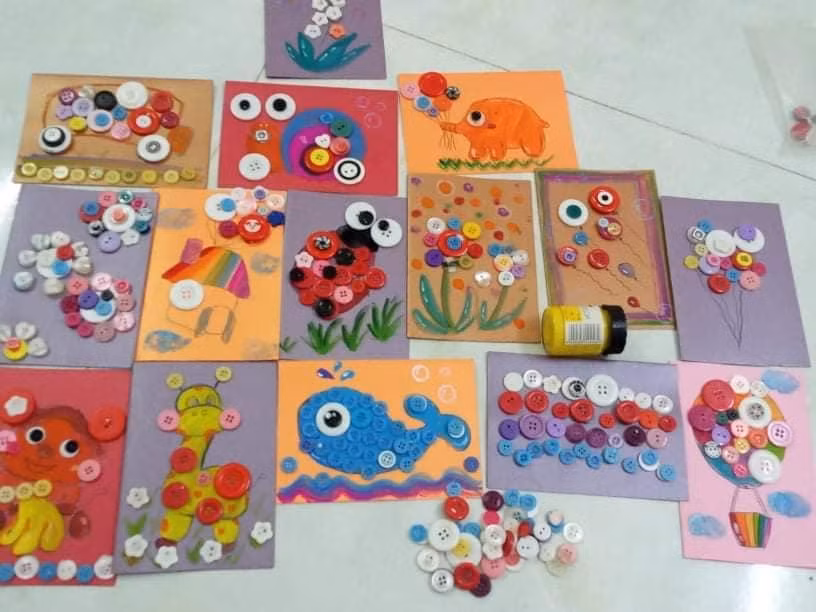 Những tấm thiệp bằng nút áo do Thành sáng tạo.