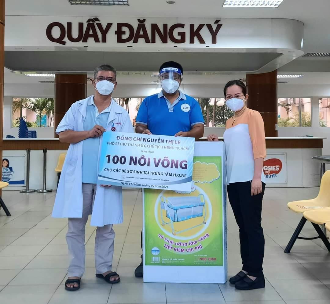 Trung tâm CTXH Thanh thiếu niên và các đơn vị trao tặng nôi võng cho Trung tâm H.O.P.E.
