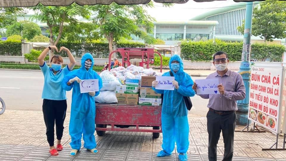 Mỗi ngày, chuyến xe đều đặn trao tặng từ 200 đến 300 phần quà là những nhu yếu phẩm thiết yếu cho người dân.