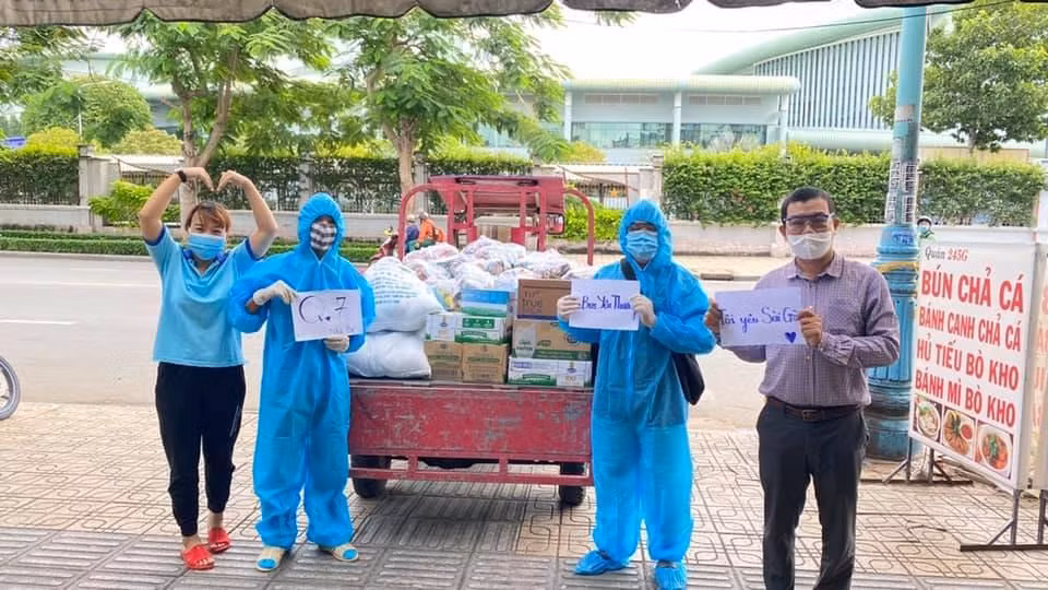 Mỗi ngày, chuyến xe đều đặn trao tặng từ 200 đến 300 phần quà là những nhu yếu phẩm thiết yếu cho người dân.