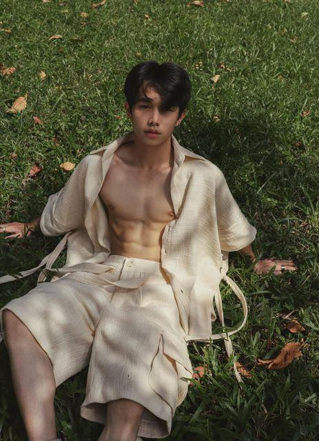 Hào ghi dấu trong những bức ảnh bằng vẻ ngoài phong trần và phong cách tạo kiểu đầy cuốn hút. (Ảnh: NVCC) Hào ghi dấu trong những bức ảnh bằng vẻ ngoài phong trần và phong cách tạo kiểu đầy cuốn hút. (Ảnh: NVCC)