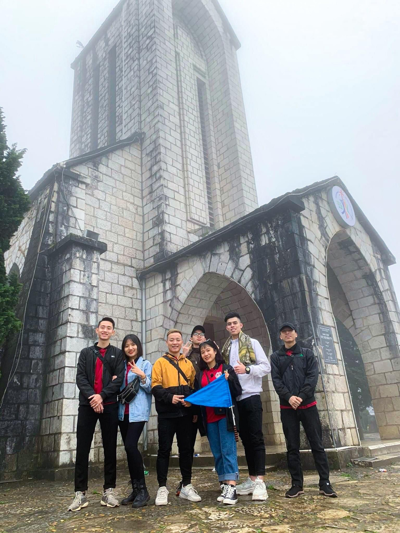 Thanh (cầm cờ) làm hướng dẫn viên chuyến du lịch Sa Pa 3 ngày 2 đêm cùng đoàn khách sinh viên.