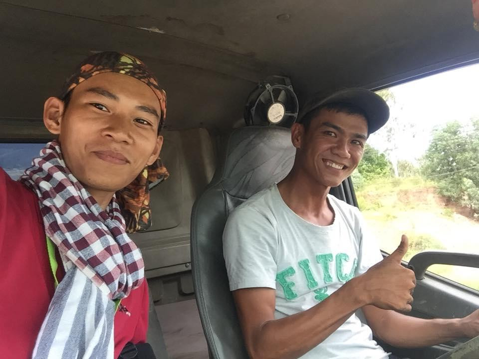 Những người bạn mà Hùng đã gặp trên chuyến xuyên Việt của mình.