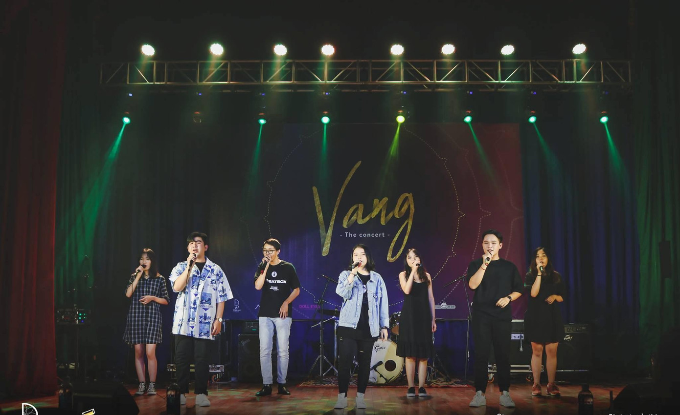 Phần hoà âm "Sống như những đoá hoa" của PN Acoustic Club trong "Comcert Vang 2018". Phần hoà âm "Sống như những đoá hoa" của PN Acoustic Club trong "Comcert Vang 2018".