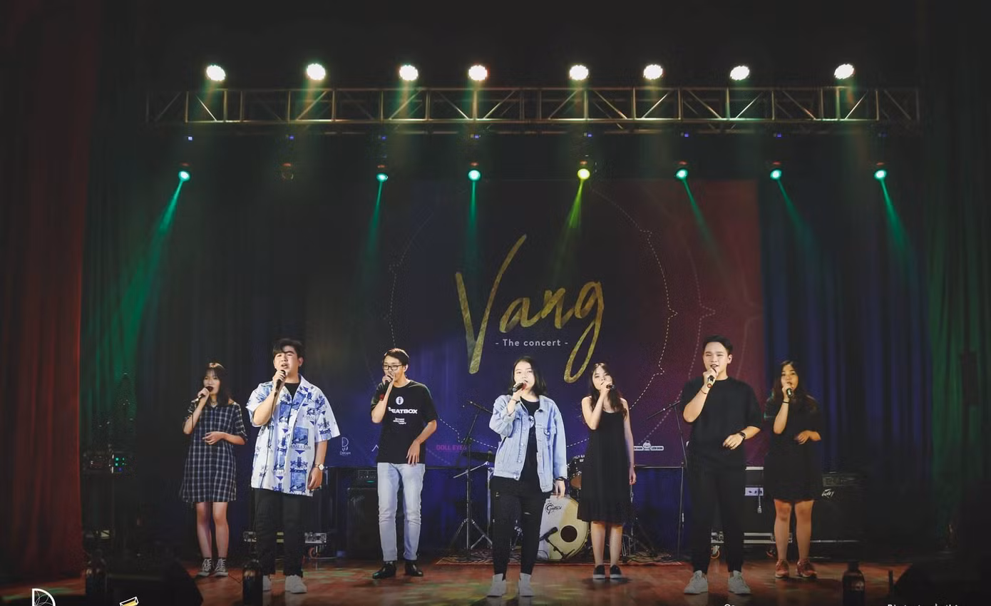 Phần hoà âm "Sống như những đoá hoa" của PN Acoustic Club trong "Comcert Vang 2018".