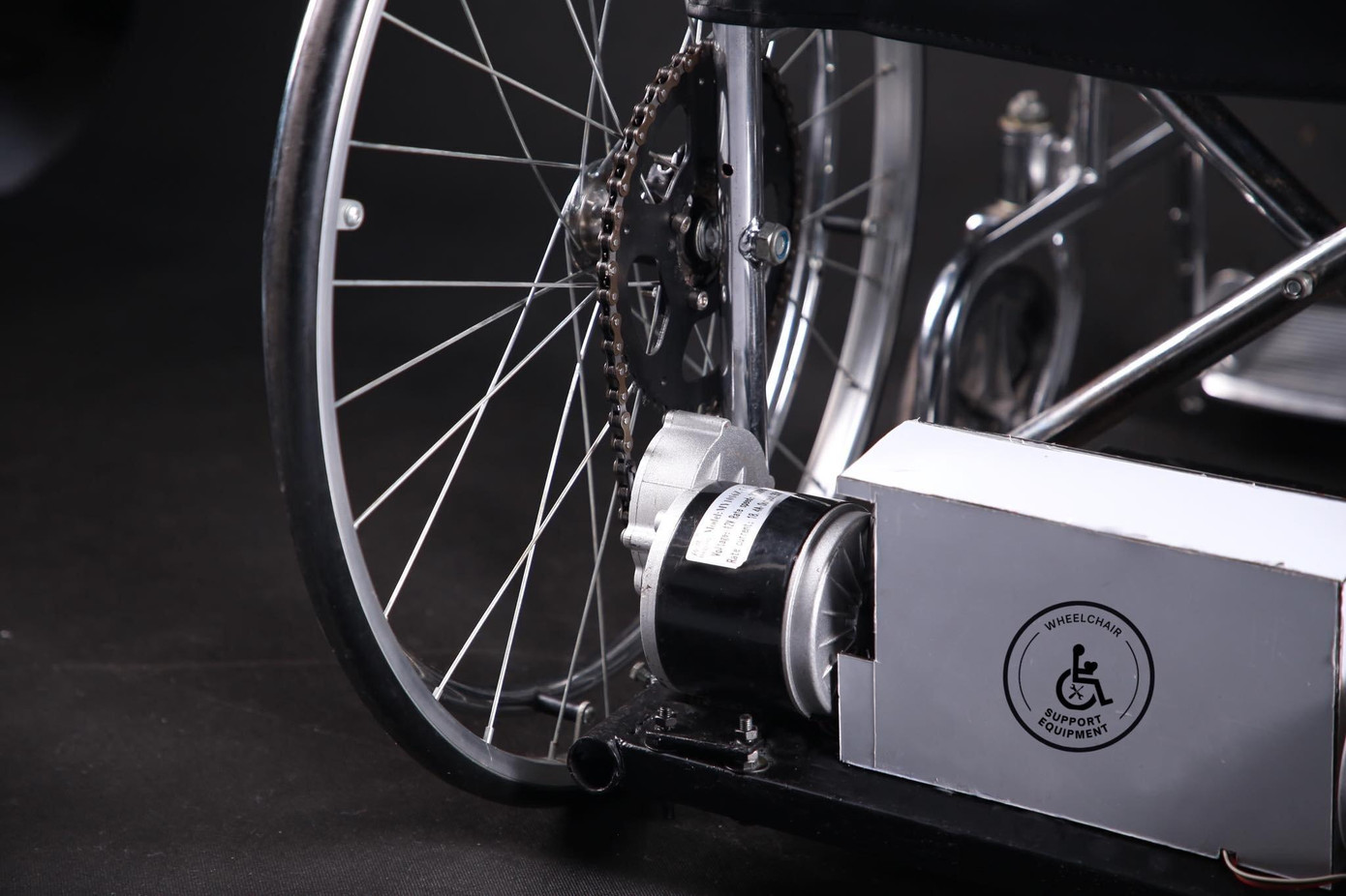 Sản phẩm hoàn thiện được lắp đặt trên thân xe lăn.