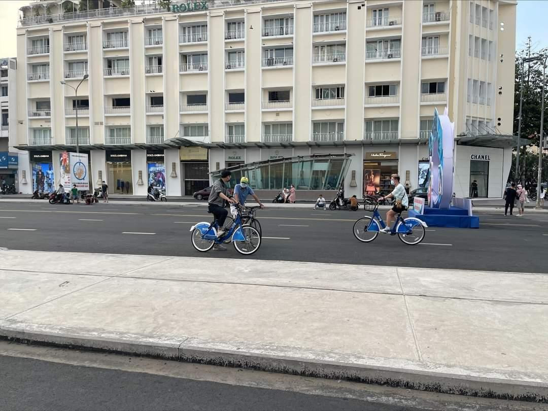 Nhiều bạn trẻ đăng ký trải nghiệm xe đạp công cộng trong ngày đầu ra mắt.