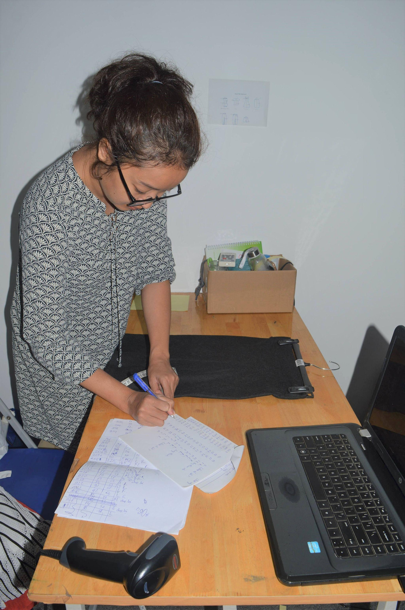 Sau khi làm sạch, quần áo được đo đạc kích thước để chuẩn bị cập nhật lên &quot;Tủ quần áo 0 đồng&quot;.