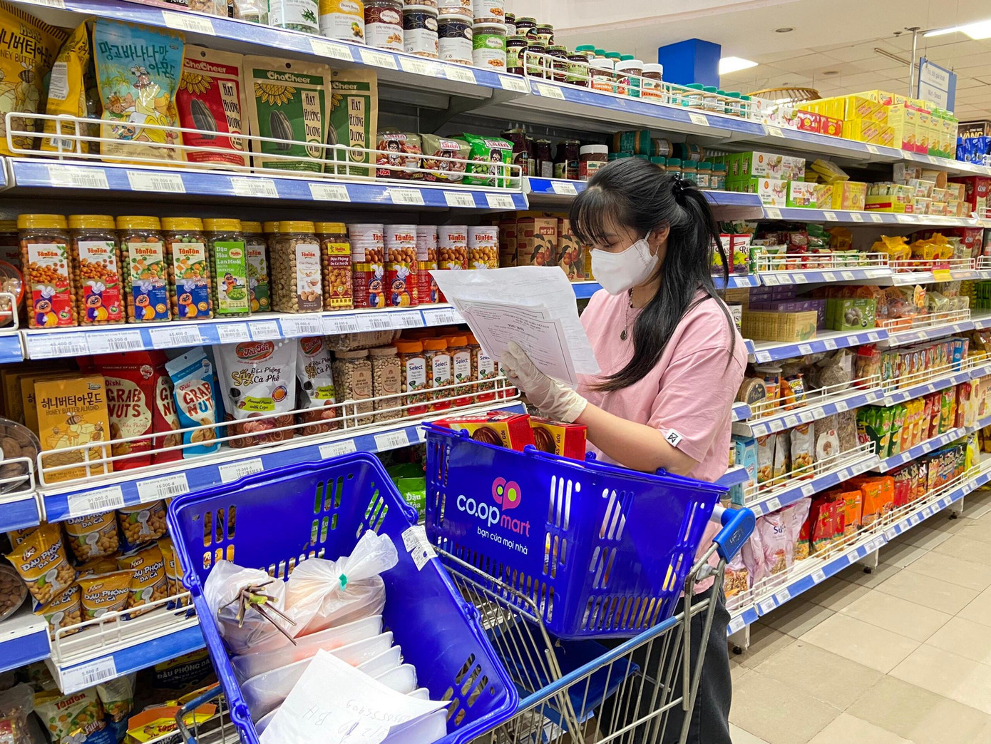 Linh với công việc đi chợ giúp người dân.