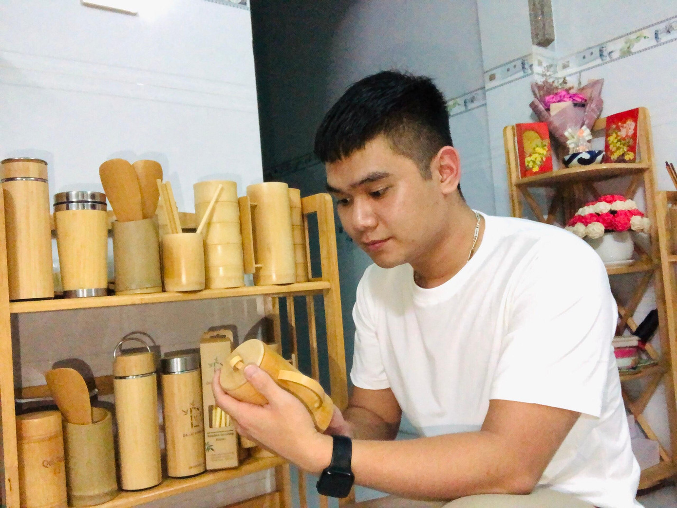 Hoàng Nhân đang trong quá trình nghiên cứu và thử nghiệm thêm nhiều sản phẩm xanh từ mo cau, lá cây. Hoàng Nhân đang trong quá trình nghiên cứu và thử nghiệm thêm nhiều sản phẩm xanh từ mo cau, lá cây.