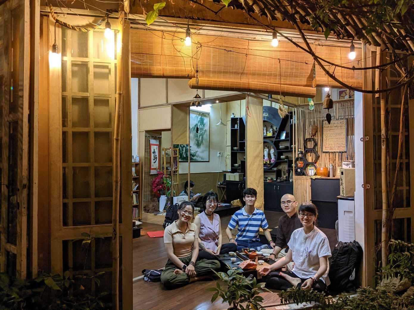 Không gian quán trà hỗ trợ nhóm dự án về địa điểm để trồng cây thuốc mẫu.