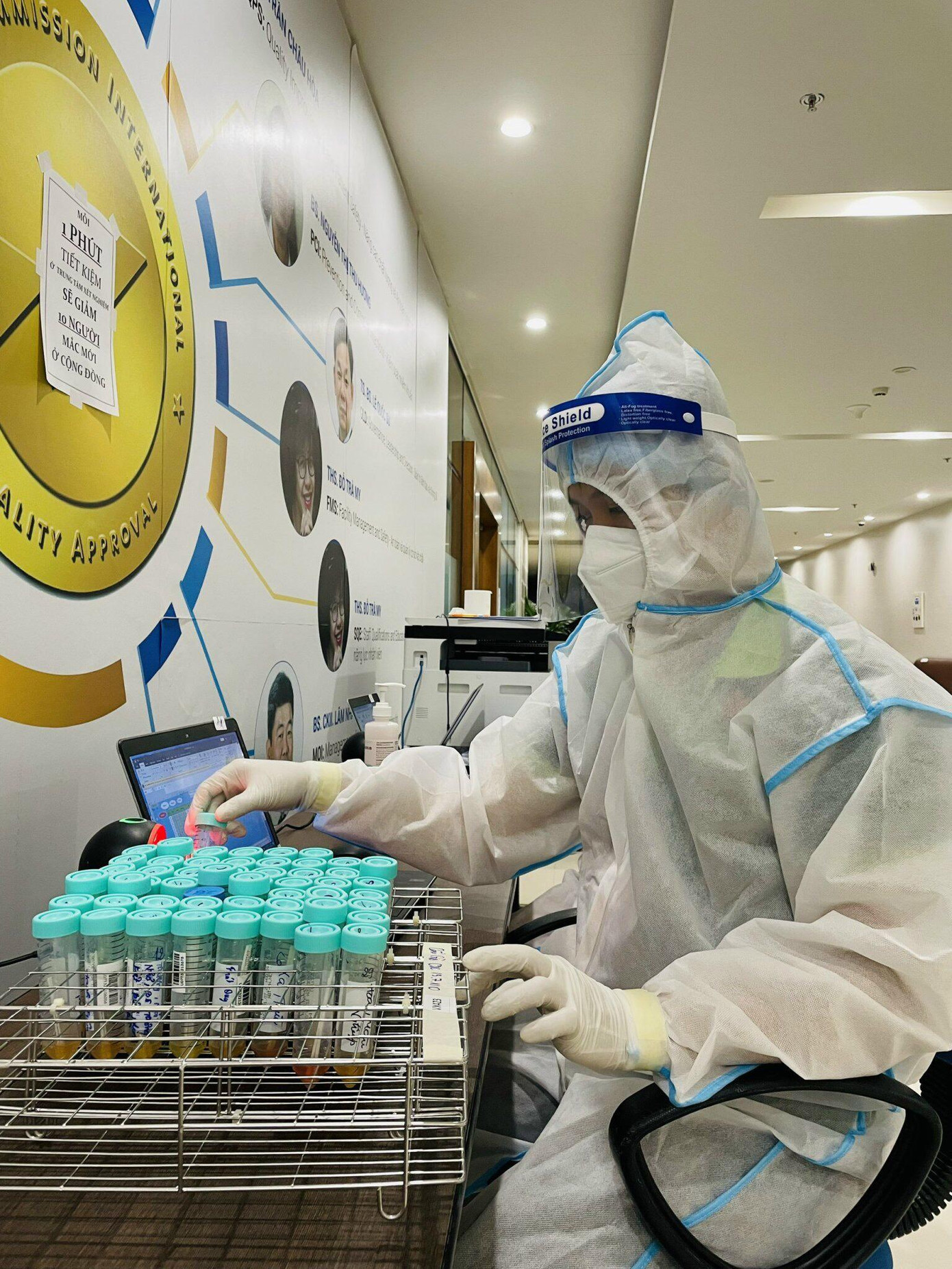 Trà Phal với công việc tại phòng Lab.