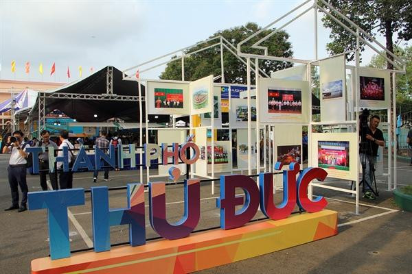 Tuần lễ sách TP. HCM năm 2021 thu hút đông các bạn trẻ đến tham quan, mua sắm. Tuần lễ sách TP. HCM năm 2021 thu hút đông các bạn trẻ đến tham quan, mua sắm.