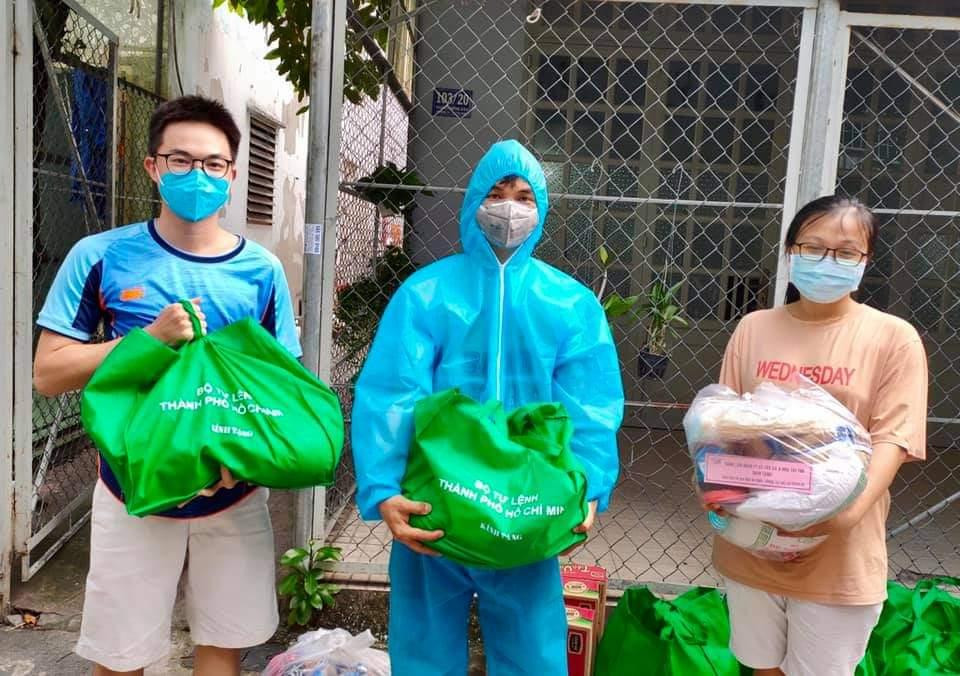 Những tình nguyện viên sinh viên mang quà trao tận tay sinh viên tại khu vực TP. Thủ Đức.