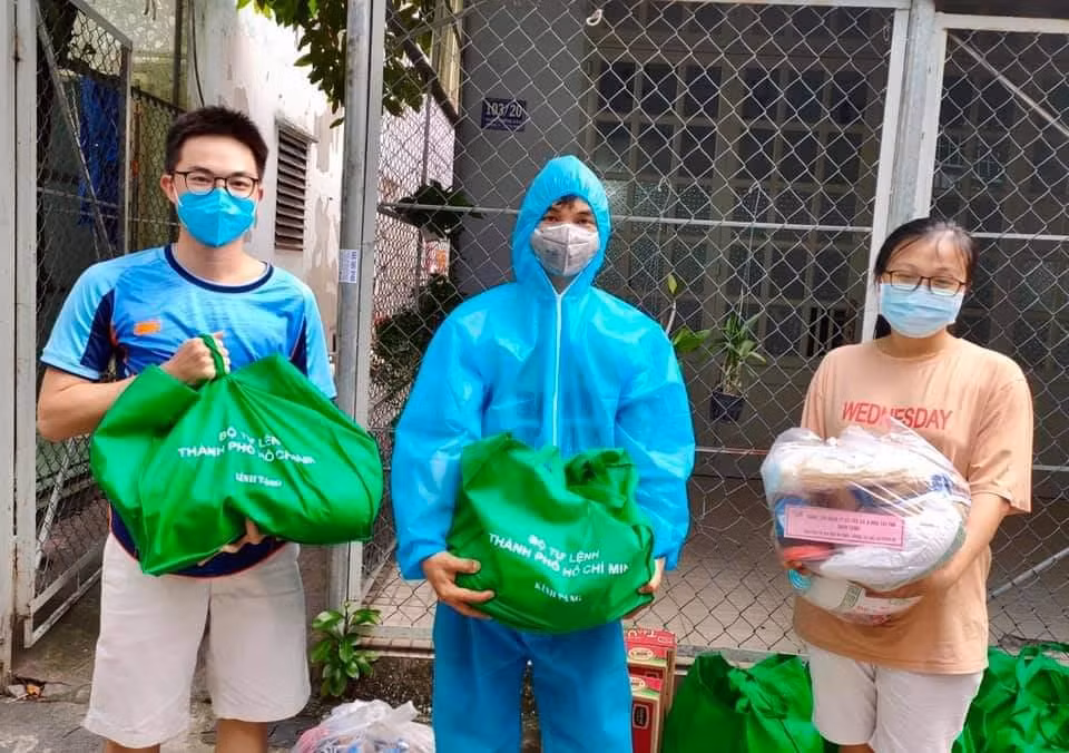 Những tình nguyện viên sinh viên mang quà trao tận tay sinh viên tại khu vực TP. Thủ Đức.