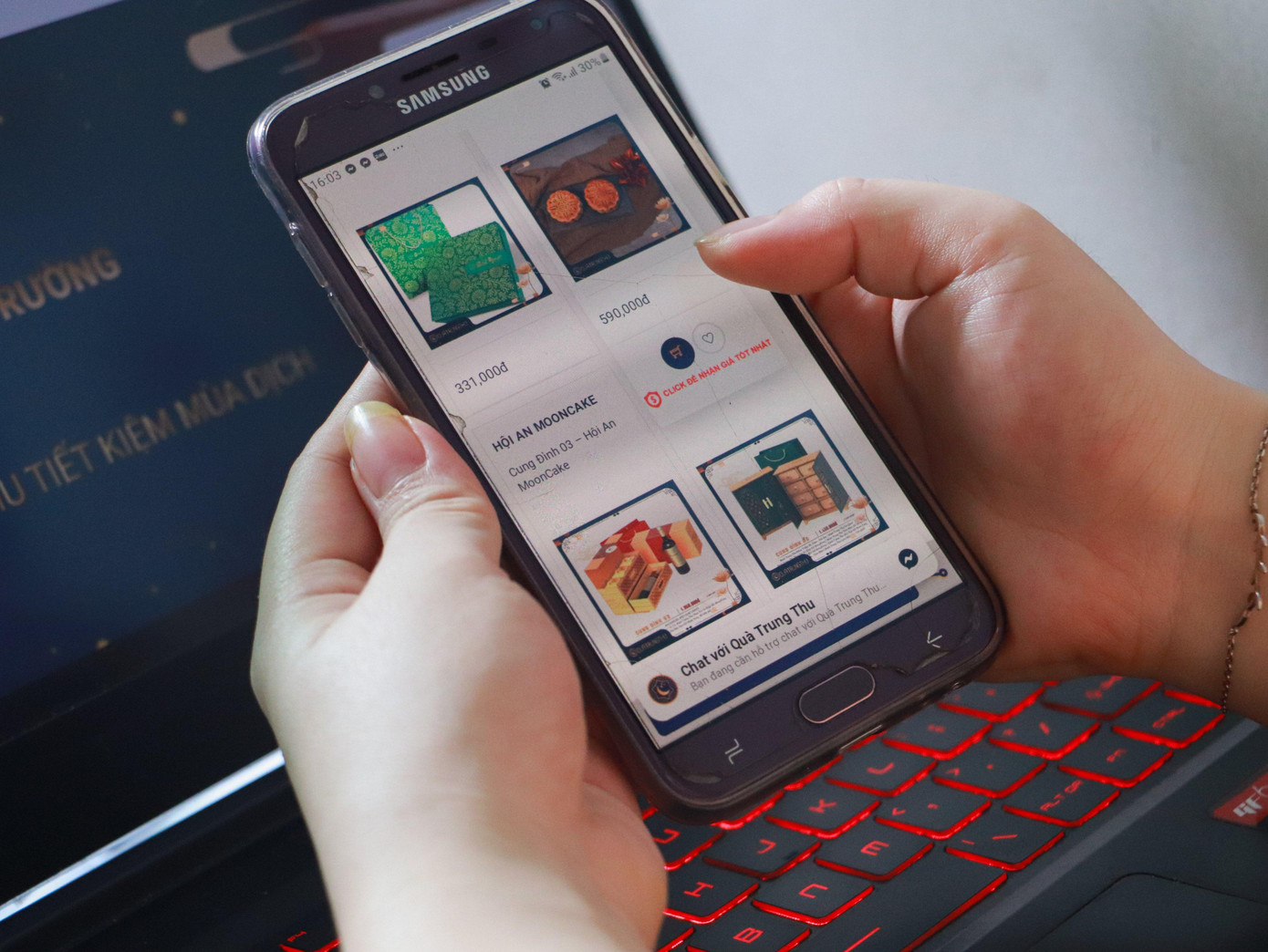 Số lượng khách hàng đặt mua bánh qua các kênh trực tuyến tăng cao.