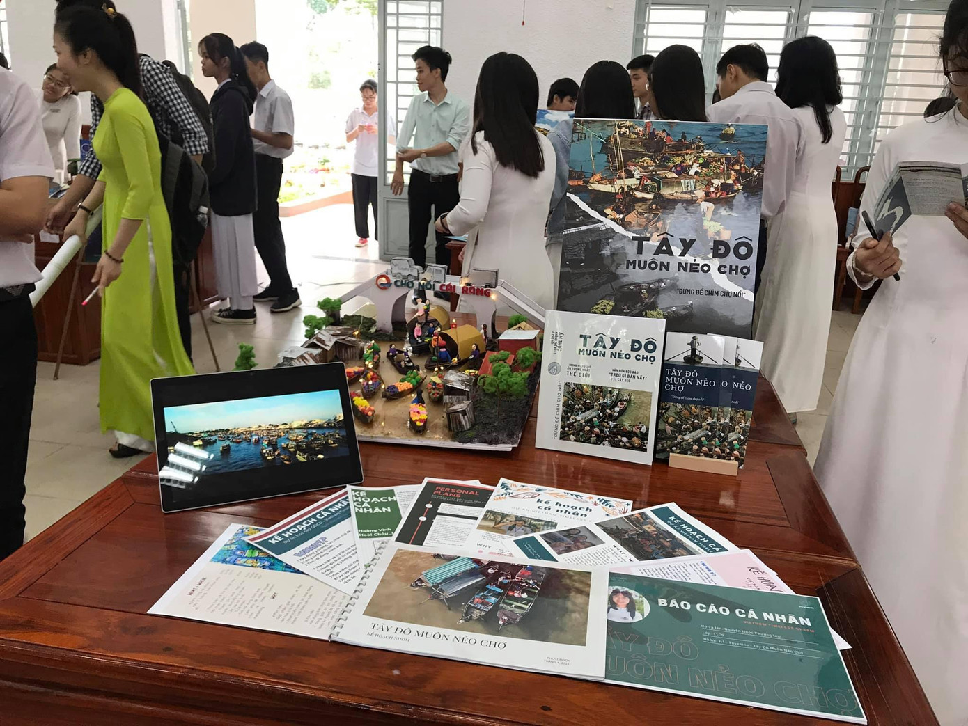 Sản phẩm của nhóm học sinh trong triển lãm trưng bày 15 dự án về văn hóa.