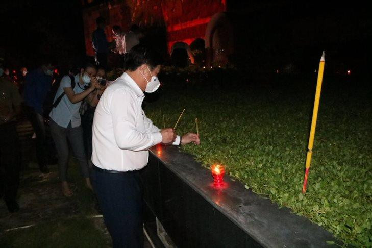 Đồng chí Nguyễn Thành Phong - Ủy viên Ban Chấp Ủy viên Trung ương Đảng, Phó Bí thư Thành ủy TP. HCM, Chủ tịch UBND TP. HCM thắp nhang tại chương trình. Đồng chí Nguyễn Thành Phong - Ủy viên Ban Chấp Ủy viên Trung ương Đảng, Phó Bí thư Thành ủy TP. HCM, Chủ tịch UBND TP. HCM thắp nhang tại chương trình.