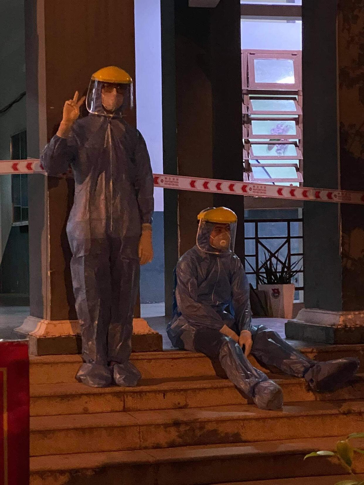 Công việc của Tiến Khoa đòi hỏi luôn phải mặc đồ bảo hộ.