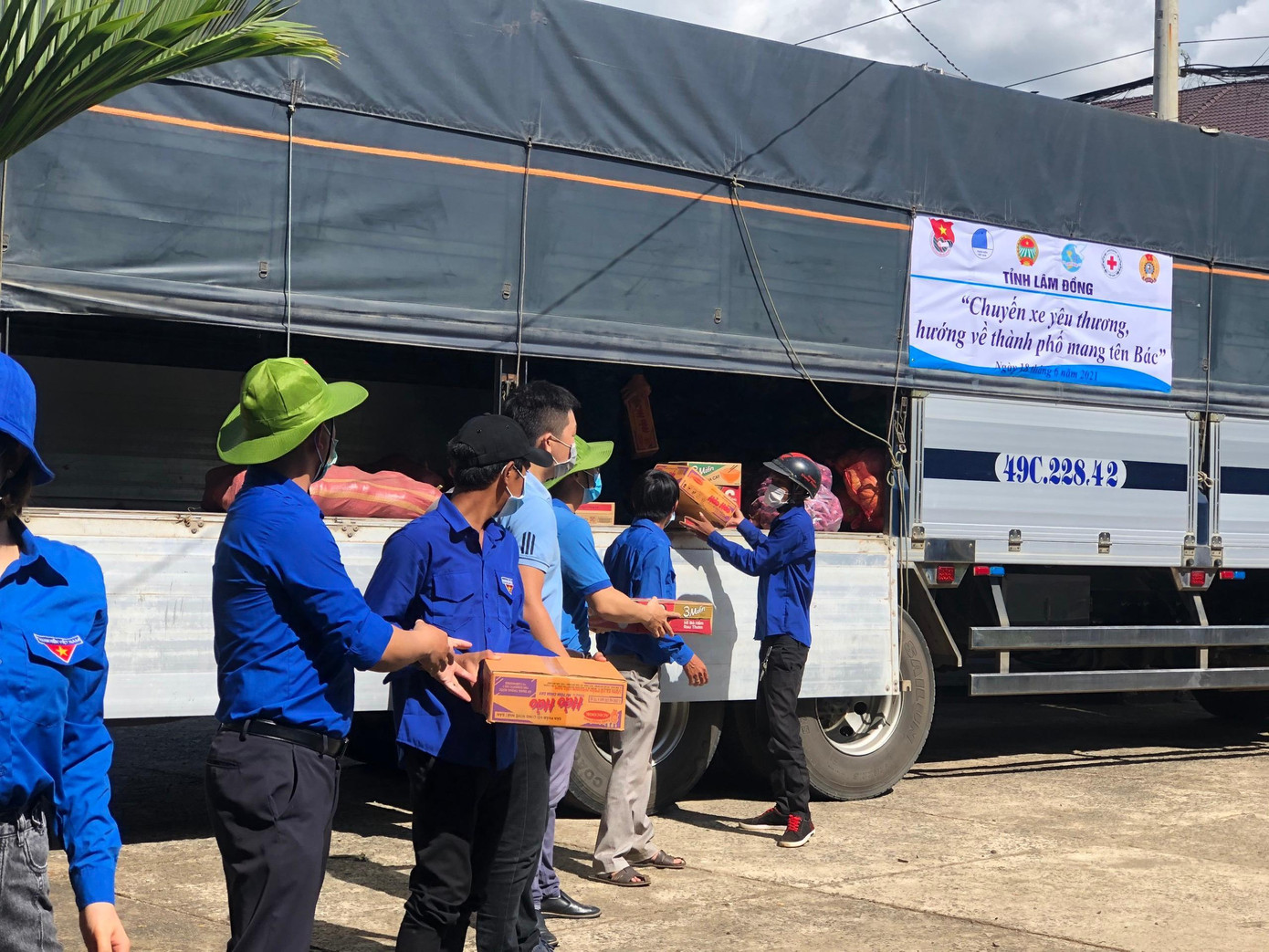 Việc di chuyển và trao tặng hiệu quả, an toàn, thực hiện nghiêm công tác phòng, chống dịch COVID-19. (Ảnh: Việt Quỳnh)