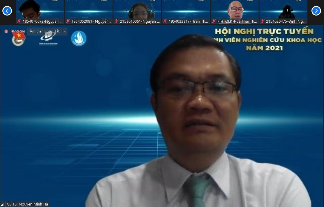 GS. TS Nguyễn Minh Hà (Hiệu trưởng trường ĐH Mở TP. HCM) trao đổi với sinh viên trong hội nghị. GS. TS Nguyễn Minh Hà (Hiệu trưởng trường ĐH Mở TP. HCM) trao đổi với sinh viên trong hội nghị.