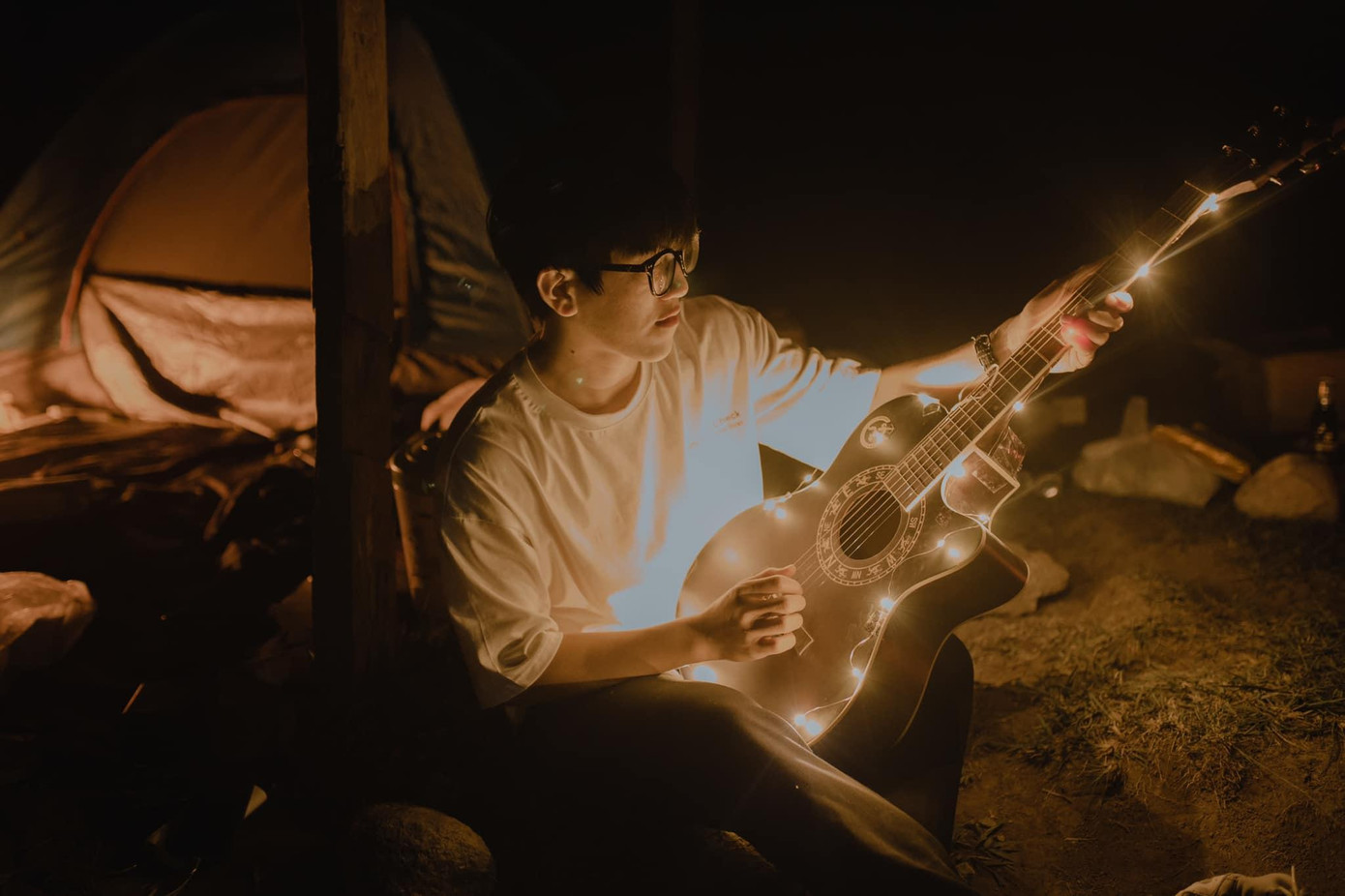 Hồng Híng là chàng trai đa tài, thích âm nhạc, nhiếp ảnh nhưng việc học vẫn luôn là ưu tiên hàng đầu.