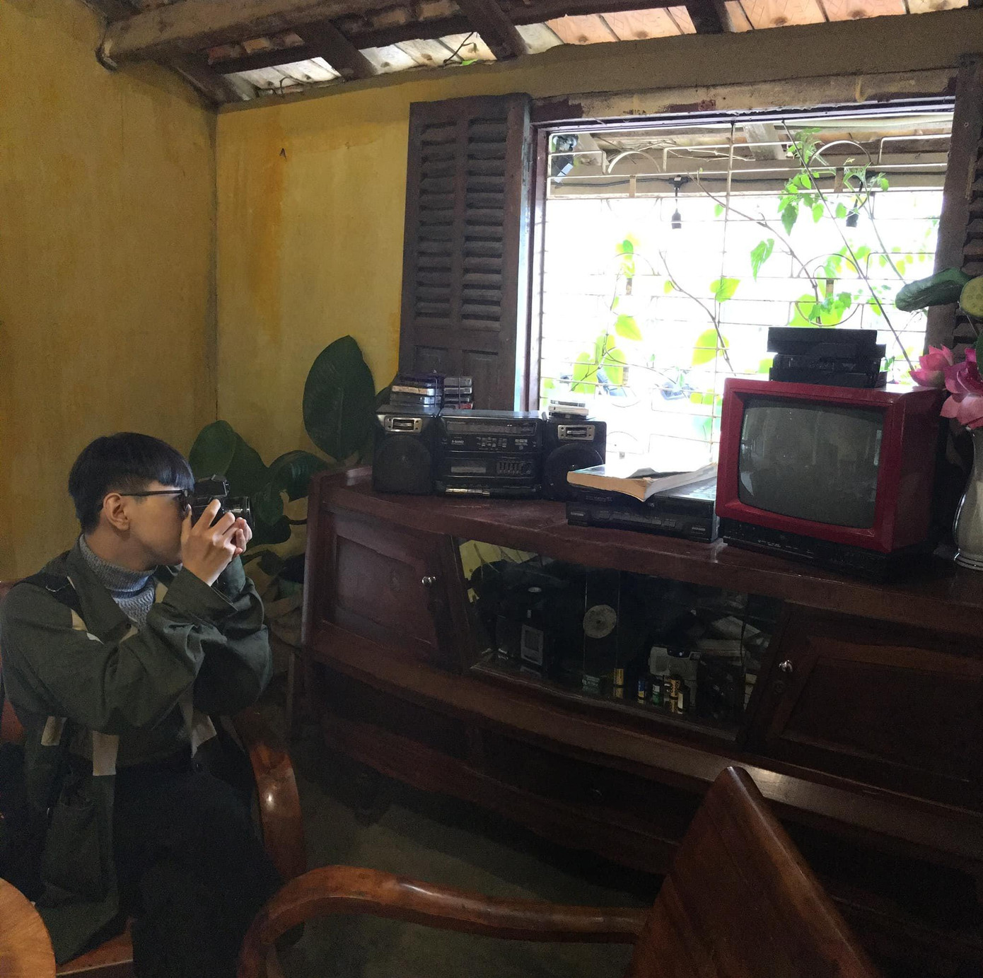 Quốc Quân mua sắm online để đảm bảo an toàn.