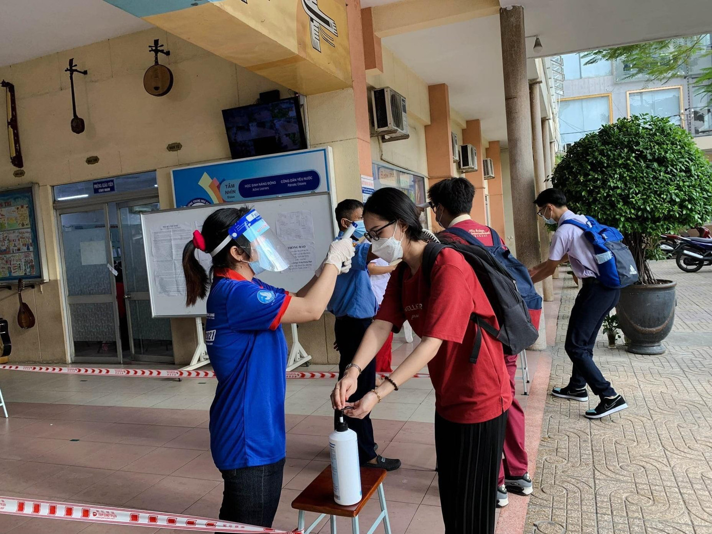 Các "chiến sĩ áo xanh" tiếp sức trong điều kiện phải đảm bảo công tác phòng, chống dịch COVID-19.