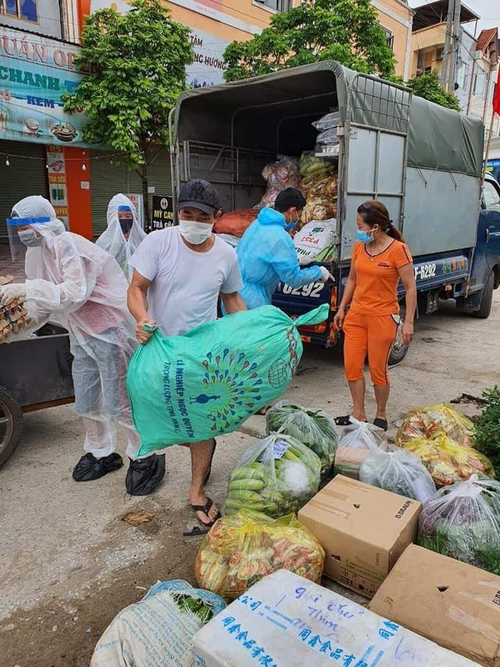 Quà được vận chuyển để tiếp tế cho các khu nhà trọ mà công nhân đang bị "mắc kẹt".