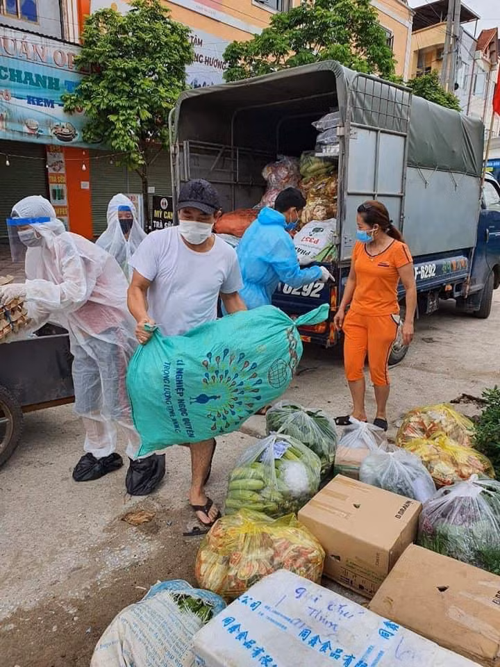 Quà được vận chuyển để tiếp tế cho các khu nhà trọ mà công nhân đang bị "mắc kẹt". Quà được vận chuyển để tiếp tế cho các khu nhà trọ mà công nhân đang bị "mắc kẹt".